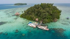 Kawasan wisata Kepulauan Seribu kembali menjadi primadona selama libur Hari Raya Idulfitri 1447 Hijriah. Hingga hari kedua Lebaran 2026, tercatat sebanyak 10.866 wisatawan memadati pulau-pulau wisata, baik permukiman maupun resor.