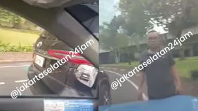 Sebuah video viral di media sosial, menunjukkan dua pengendara mobil terlibat cekcok di Jalanan Semanggi, Jakarta Selatan.