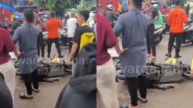 Seorang pria tewas mengenaskan terlindas truk siang ini di depan Ruko City Square, tepatnya di depan Soto Hasan Betawi, Kalideres, Jakarta Barat. Kejadian nahas ini terjadi sekitar pukul 12.00 WIB, Jumat (5/7/2024).