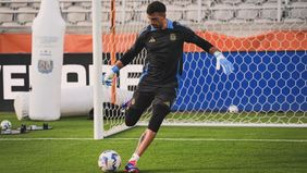 Nama Emiliano Martinez, sang kiper Argentina, mendadak trending di Twitter pagi ini. Bukan karena tingkah kocaknya saat selebrasi, melainkan karena aksi gemilangnya di bawah mistar gawang saat Argentina mengalahkan Ekuador di perempat final Copa Amer