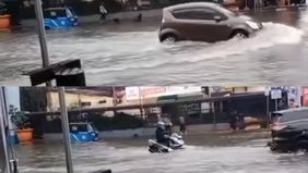 Hujan terus menghiasi Kota Jakarta dan sekitarnya pada Sabtu (6/7), Alhasil sejumlah wilayah di Jakarta terendam banjir.
