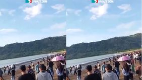 Mereka nekat melakukan balapan motor.