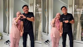 Baru-baru ini, media sosial dihebohkan dengan sebuah video prank yang menyentuh hati. Video tersebut memperlihatkan seorang anak perempuan yang mengerjai sang ibu dengan mengatakan bahwa idolanya, Hedi Yunus, vokalis Kahitna, telah meninggal dunia.