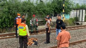 Naas nasib seorang wanita yang akan berangkat ibadah saat menyebrang rel.