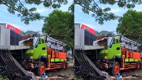 Truk tersebut menghancurkan beberapa bangunan semi permanen.