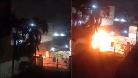 Tawuran kembali pecah di kawasan Condet, Jalan Entong Gendut, Jakarta Timur, pada Selasa (9/7/2024) dini hari, sekitar pukul 03.00 WIB. Akibat kejadian ini, sebuah toko milik warga hangus terbakar setelah terkena lemparan bom molotov.