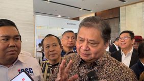 Menteri Koordinator Bidang Perekonomian (Menko Perekonomian) Airlangga Hartarto buka suara soal rencana barang impor asal China yang akan dikenakan pajak hingga 200%.