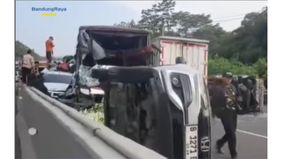 Kecelakaan lalu lintas beruntun terjadi di ruas Jalan Tol Cipularang saat sore, melibatkan lebih dari tiga kendaraan termasuk bus Primajasa dan beberapa minibus. Situasi ini menyebabkan kemacetan parah di jalan menuju Jakarta.