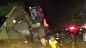 Dua orang wanita tewas mengenaskan usai terlindas truk muatan alat berat excavator di kawasan Simpang Rimbo, Kecamatan Alam Barajo, Kota Jambi, tepatnya berada di ruas jalan jalur dua perbatasan Kota Jambi dan Muaro Jambi.