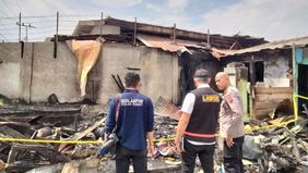 Tersangka B tersebut yang memerintahkan kedua pelaku lainnya membakar rumah korban Rico Sempurna Pasaribu.