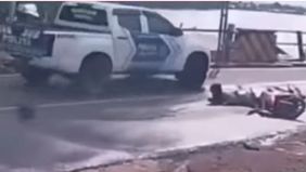 Sebuah video yang memperlihatkan rombongan mobil, diduga milik pejabat melintas di lokasi kecelakaan tunggal seorang pemotor viral di media sosial.