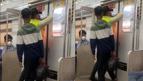 ABG tersebut minta tolong sendalnya kejepit pintu kereta.