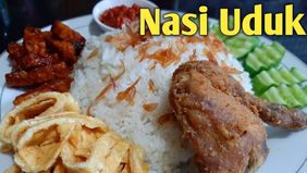 Nasi uduk, makanan populer Indonesia, berasal dari suku asli Jakarta, Betawi, dengan variasi resep dan penyajian yang beragam.