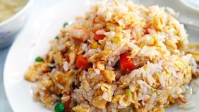 Nasi goreng adalah salah satu makanan favorit masyarakat Indonesia. Rasanya yang gurih dan lezat, membuatnya disukai oleh semua kalangan. 