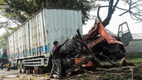 Sebuah truk bermuatan popok dengan nomor polisi D 9548 XA terlibat kecelakaan sampai terguling di Jalan Raya Cianjur - Sukabumi tepatnya di Kampung Pancuran Luhur, RT 03/02 Desa Songgom Kecamatan Gekbrong, Kabupaten Cianjur pada Jumat, 12 Juli 2024. 