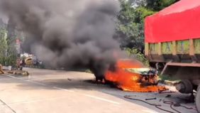 Mobil tersebut dalam penanganan petugas Damkar.