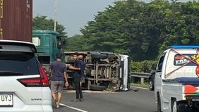 Sebuah mobil box terguling di Tol Jagorawi KM 23 arah Bogor pada Jumat, 12 Juli 2024 pagi.