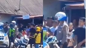 Viral di media sosial, sebuah video yang memperlihatkan sekelompok polisi dikerumuni warga saat melakukan razia lalu lintas.