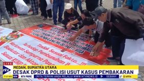 Para jurnalis pun mengumpulkan masing-masing kartu persnya sebagai bentuk kekecewaan terhadap DPRD Karo yang dianggap tidak peduli dengan kasus ini. 