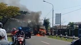 Insiden kebakaran menimpa sebuah mobil box di Jalan Raya Lombang, Indramayu hari ini, Senin, 15 Juli 2024.