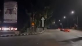 Aksi prank pocong oleh sekelompok bocah di Kota Dumai, Riau bikin heboh warga dan pengendara. Video aksi prank ini pun viral di media sosial.