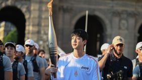 Kim Seokjin alias Jin BTS terlihat sangat antusias saat menjadi pembawa obor di olimpiade Paris 2024.