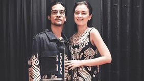 Edward Akbar terlihat tidak khawatir dan miris saat melihat anak-anaknya naik angkot.