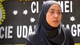 Novi Sartika, wanita yang viral karena sering berkomentar "Magrib" di akun media sosial Fuji dan Vilmei, akhirnya buka suara dan menyampaikan permintaan maaf.