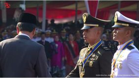 Presiden Jokowi telah memberikan penghargaan Adhi Makayasa 2024 kepada empat lulusan terbaik yang berasal dari Akademi Militer (Akmil), Akademi Angkatan Laut (AAL), Akademi Angkatan Udara (AAU), dan Akademi Kepolisian (Akpol) 2024. 