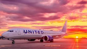 Penerbangan United Airlines dari Miami ke Newark terpaksa melakukan pendaratan darurat di Orlando, setelah seorang wanita mengganggu penumpang lain dan menggigit seorang pramugari.