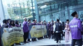 Mereka akhirnya tiba di bandara Soekarno Hatta.