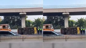 Sebuah mobil truk terguling di ruas tol Jakarta-Cikampek (Japek) arah Cikampek tepatnya di KM 11 hari ini, Selasa, 16 Juli 2024. Peristiwa truk terguling itu terjadi sekitar pukul 06.40 WIB saat arus lalu lintas sedang padat-padatnya menuju arah Cika