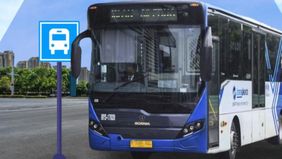 Bus Transjakarta mengalami gangguan di Halte Widya Chandra, Jakarta Selatan, pada siang hari ini, Selasa (16/7/2024).