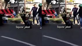 Sebuah insiden terjadi di jalan Graha Raya, Bintaro, Tangerang Selatan pada Selasa (16/7/2024). Seorang sopir towing diduga melakukan tindakan arogan dengan menonjok seorang pengemudi ojek online (ojol) yang menegurnya karena mengemudi ugal-ugalan.