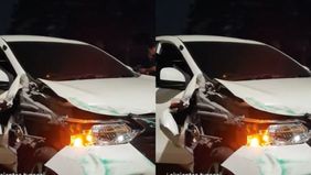 Sebuah mobil menabrak pagar hingga ringsek di Komplek Permata Buana, Kembangan, Jakarta Barat Rabu, 17 Juli 2024 malam.