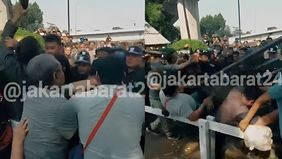 Puluhan pegawai Bea Cukai mendatangi Komplek Bea Cukai Jalan S Parman Kav 98, Palmerah, Jakarta Barat pada Selasa (16/7/2024). Kedatangan mereka diwarnai dengan kericuhan dan protes dari warga sekitar.