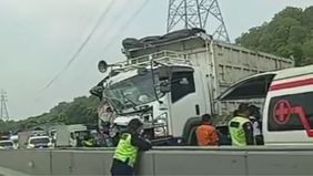 Kecelakaan melibatkan truk di Jalan Tol Jakarta-Cikampek menyebabkan lalu lintas tersendat.