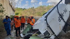 Sebuah helikopter wisata di Bali melakukan pendaratan darurat dan jatuh di Desa Pecatu, kabupaten Badung, dengan semua penumpang berhasil selamat.