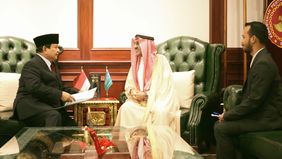 Menteri Pertahanan Indonesia, Prabowo Subianto, berdiskusi mengenai kerja sama pertahanan dan pendidikan militer bersama Duta Besar Arab Saudi, Faisal Bin Abdullah H. Amodi.