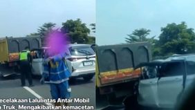 Kecelakaan mengerikan terjadi di Jalan Tol Jagorawi KM 39 arah Bogor pada siang hari ini, Jum'at (19/7/2024). Sebuah mobil berwarna putih ringsek di bagian depan setelah menabrak truk muatan, mengakibatkan kemacetan panjang di sekitar lokasi kejadian