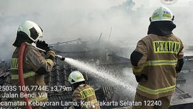 Kebakaran hebat melanda kawasan Kebayoran Lama, Jakarta Selatan, merusak sebuah rumah dan berhasil dipadamkan oleh petugas.