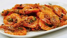 Seorang penghuni kos yang memasak udang di dapur tempat tinggalnya mendapatkan teguran dari penghuni lain. Ternyata, mereka merasa iri sekaligus terganggu oleh aroma harum udang tersebut.