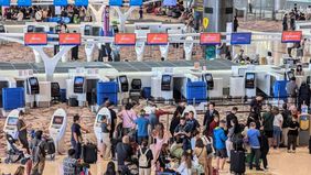 Gangguan perangkat IT di Bandara Changi Singapura mengakibatkan antrean panjang dan frustasi penumpang akibat keterlambatan proses check-in.