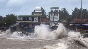 Gelombang 2,5 meter berpeluang terjadi di Laut Sulawesi bagian timur, perairan Kabupaten Kepulauan Sangihe, perairan Kabupaten Kepulauan Talaud.