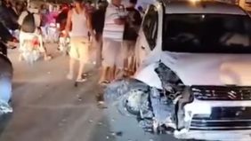 Sebuah mobil dan dua motor terlibat dalam kecelakaan parah di Jonggol, Bogor, mengakibatkan kerusakan signifikan.