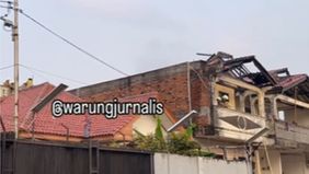 Nampak kobaran api di atap rumah.