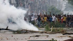 Ketegangan sosial di Bangladesh kembali memuncak setelah bentrokan besar yang menewaskan sedikitnya 98 orang, termasuk 14 petugas polisi, dan ratusan lainnya luka-luka.