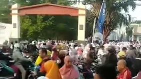 Orangtua calon siswa yang gagal diterima di SMA Negeri 1 Tambun Utara mengunci gerbang sekolah, mengganggu kegiatan belajar siswa.