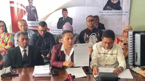 Eks Bupati Purwakarta, Dedi Mulyadi, disomasi oleh ayah korban pembunuhan Eky karena dianggap menyebarkan berita hoax dan mencemarkan nama baik.