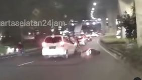 Video menunjukkan kecelakaan antara motor dan mobil di Jakarta Selatan yang berujung keributan.